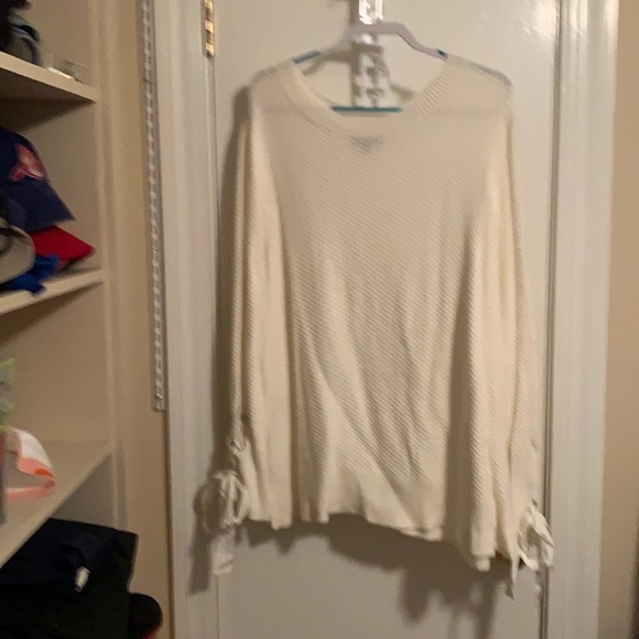 White sweater with cute ribbons at cuffs - Picture 1 of 3